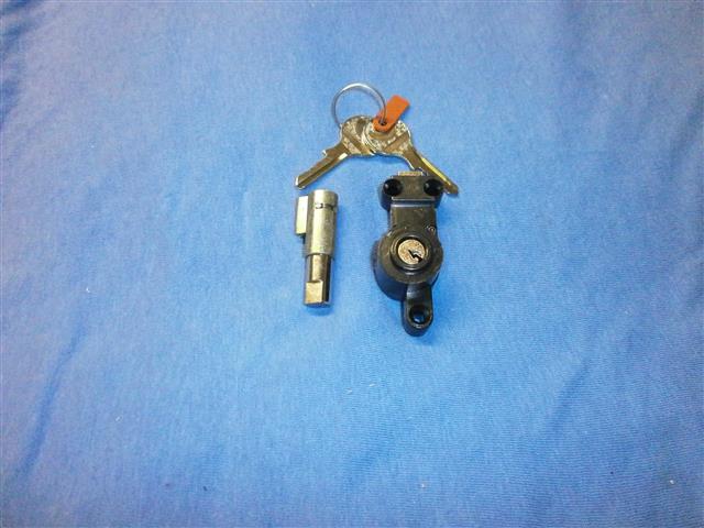 Tank R25/3 neu, mit Werkzeugkastendeckel und Schloß, mit Kniekissen links und rechts, 2x Tankembleme und Tankdeckel